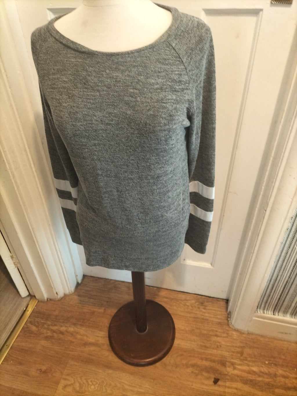 Ladies Size Small Long Sleeved Top Grey