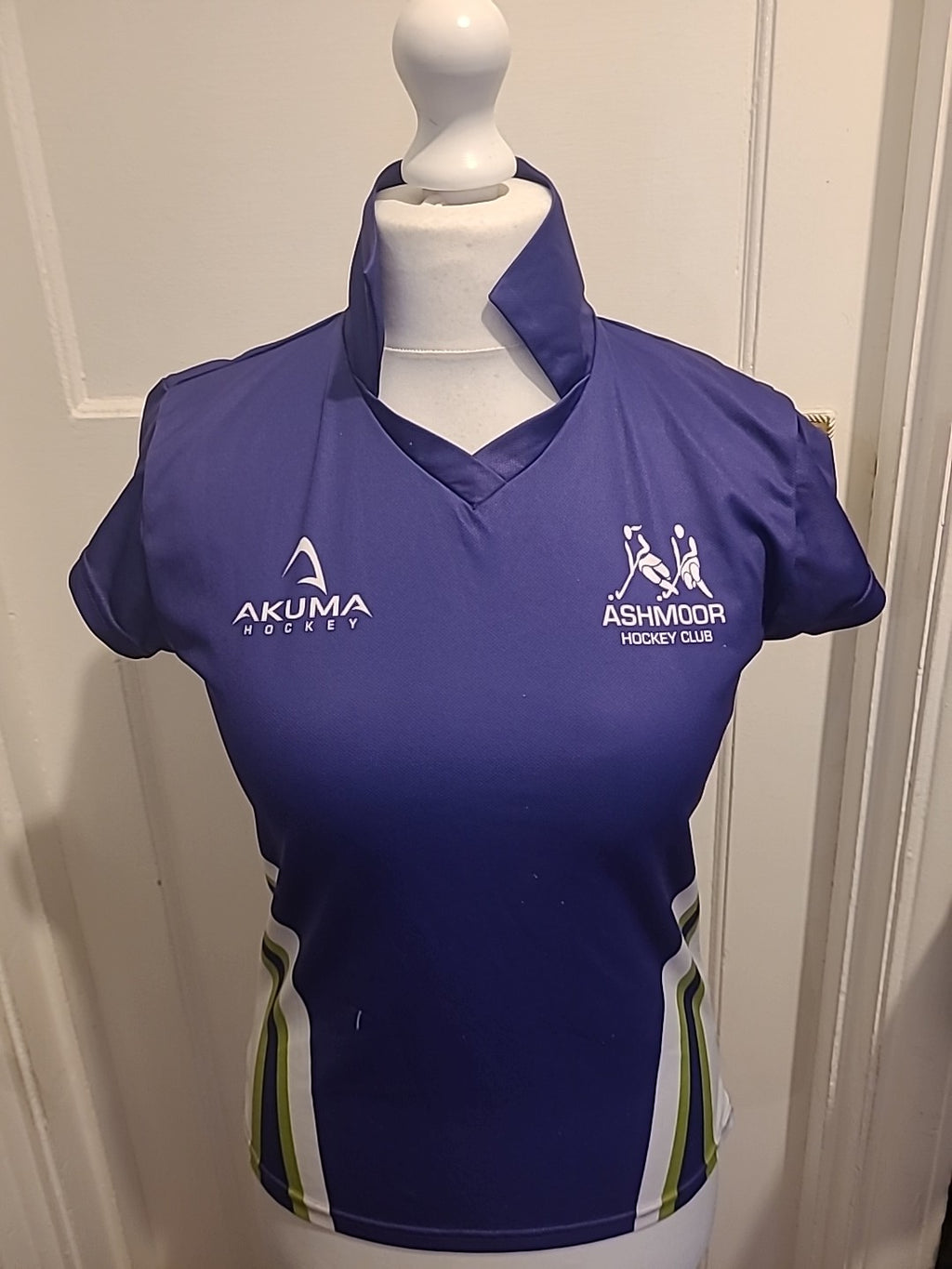 Ladies Akuma Size 10 Hockey Jersey