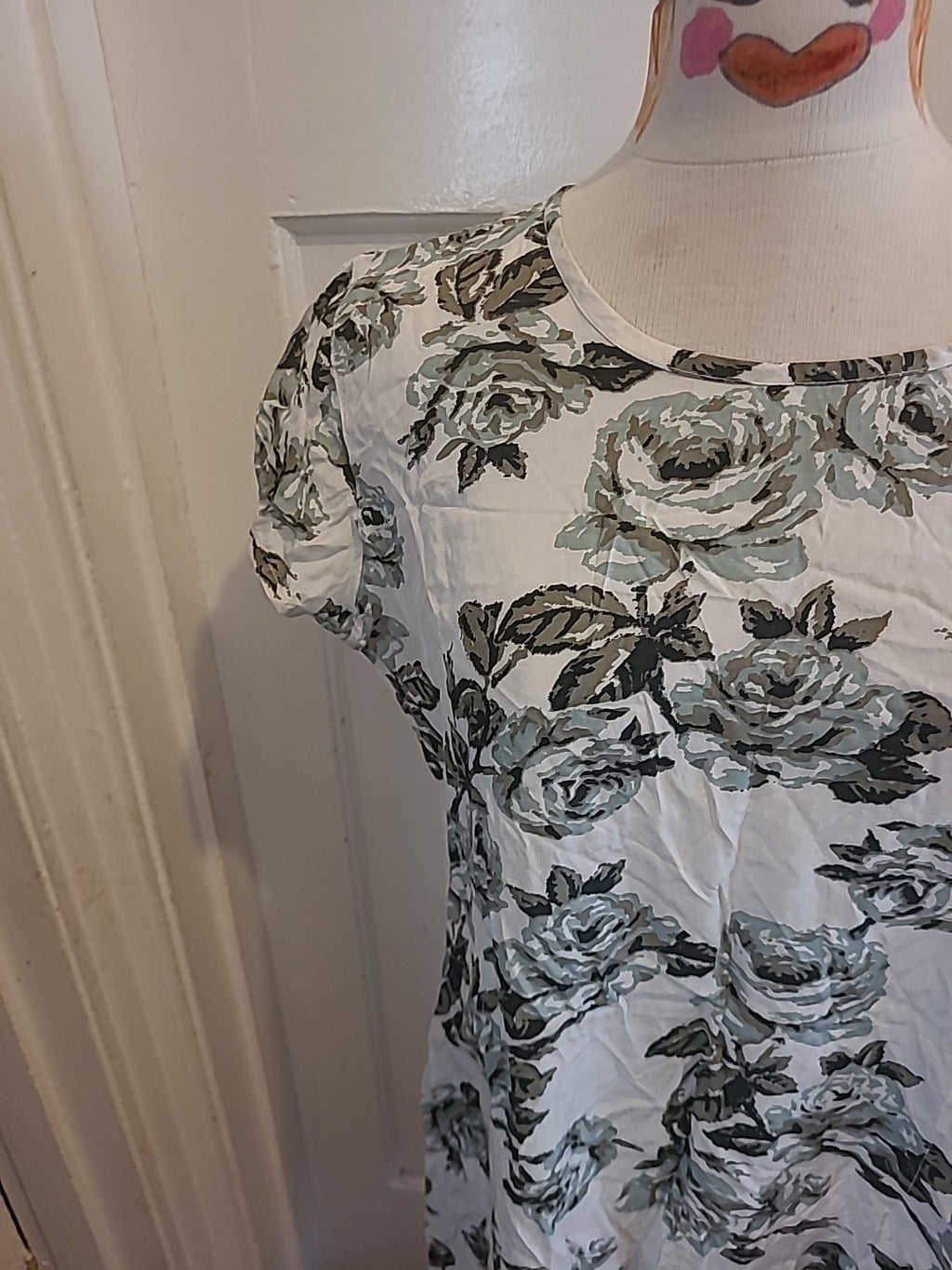 Ladies Masai Size Small White Green Floral Short Sleeved Dress