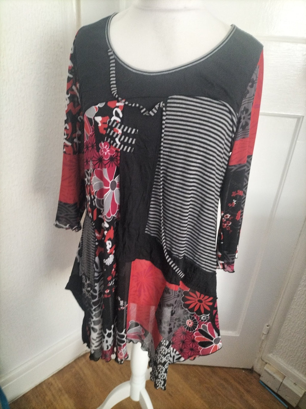Ladies Ella J Black Label Size Large Red And Black Long Sleeved Dress