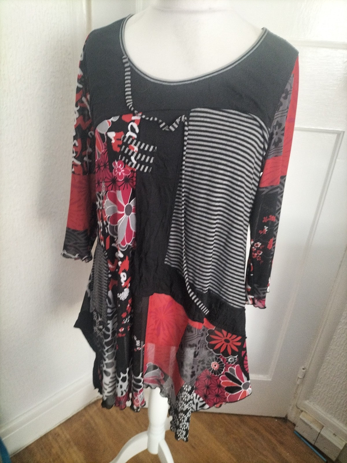Ladies Ella J Black Label Size Large Red And Black Long Sleeved Dress