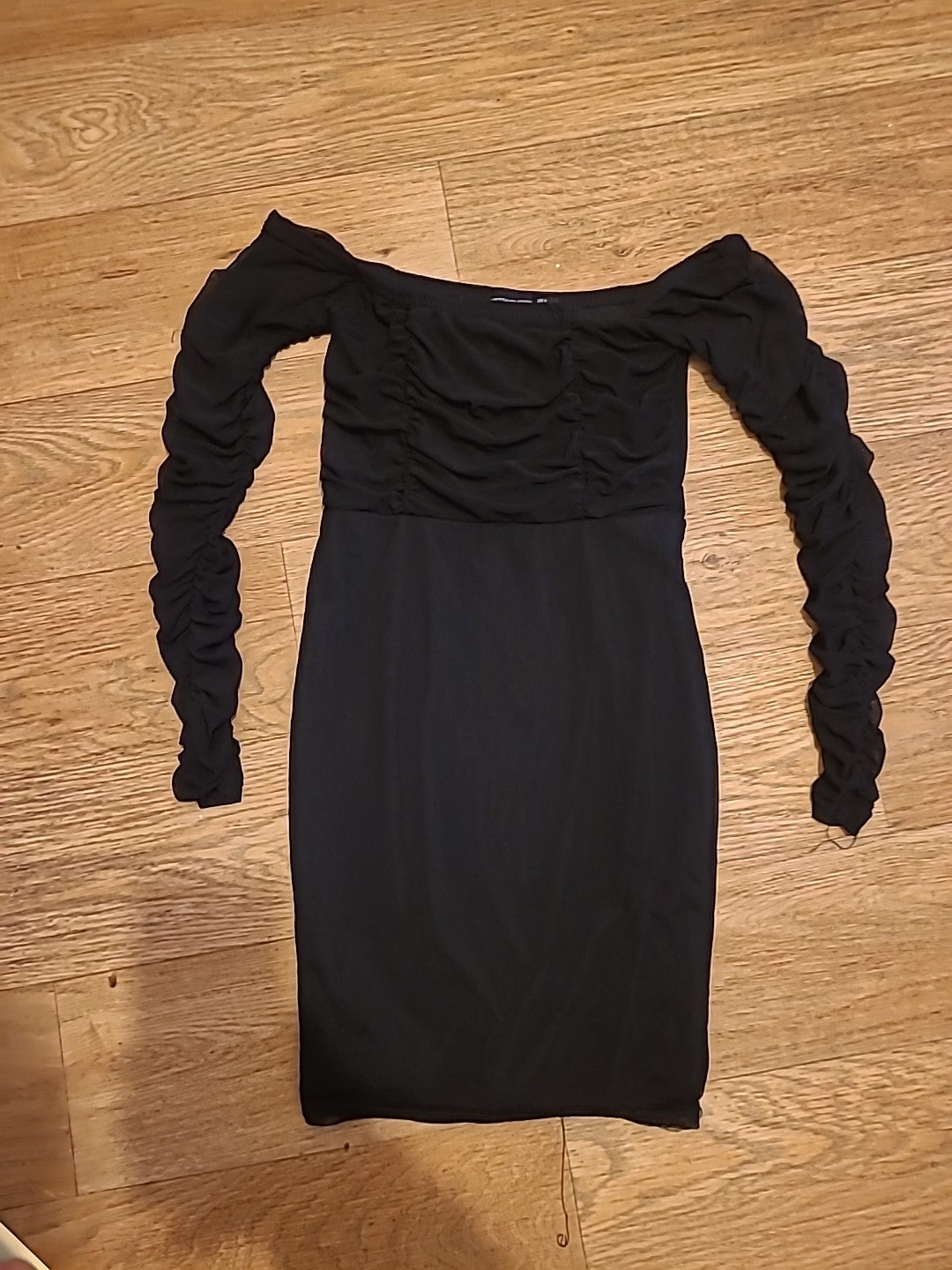 Ladies Prettylittlething Size 4 Black Long Sleeved Short Length Dress