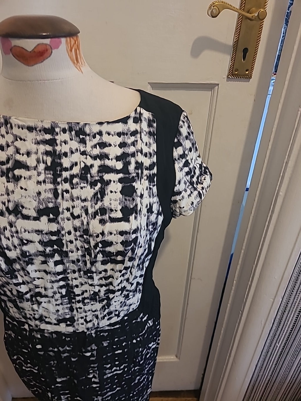 Ladies Autograph Size 12 Black/White Cap Sleeved Dress