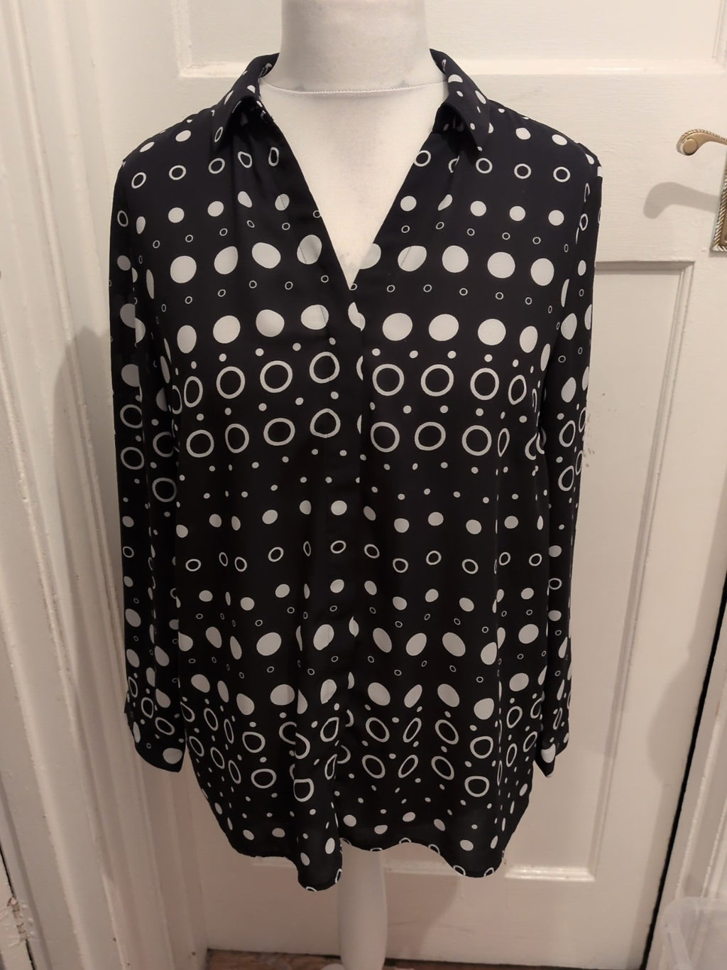 Tu 14 Black And White Bubble Circles Long Sleeve Blouse