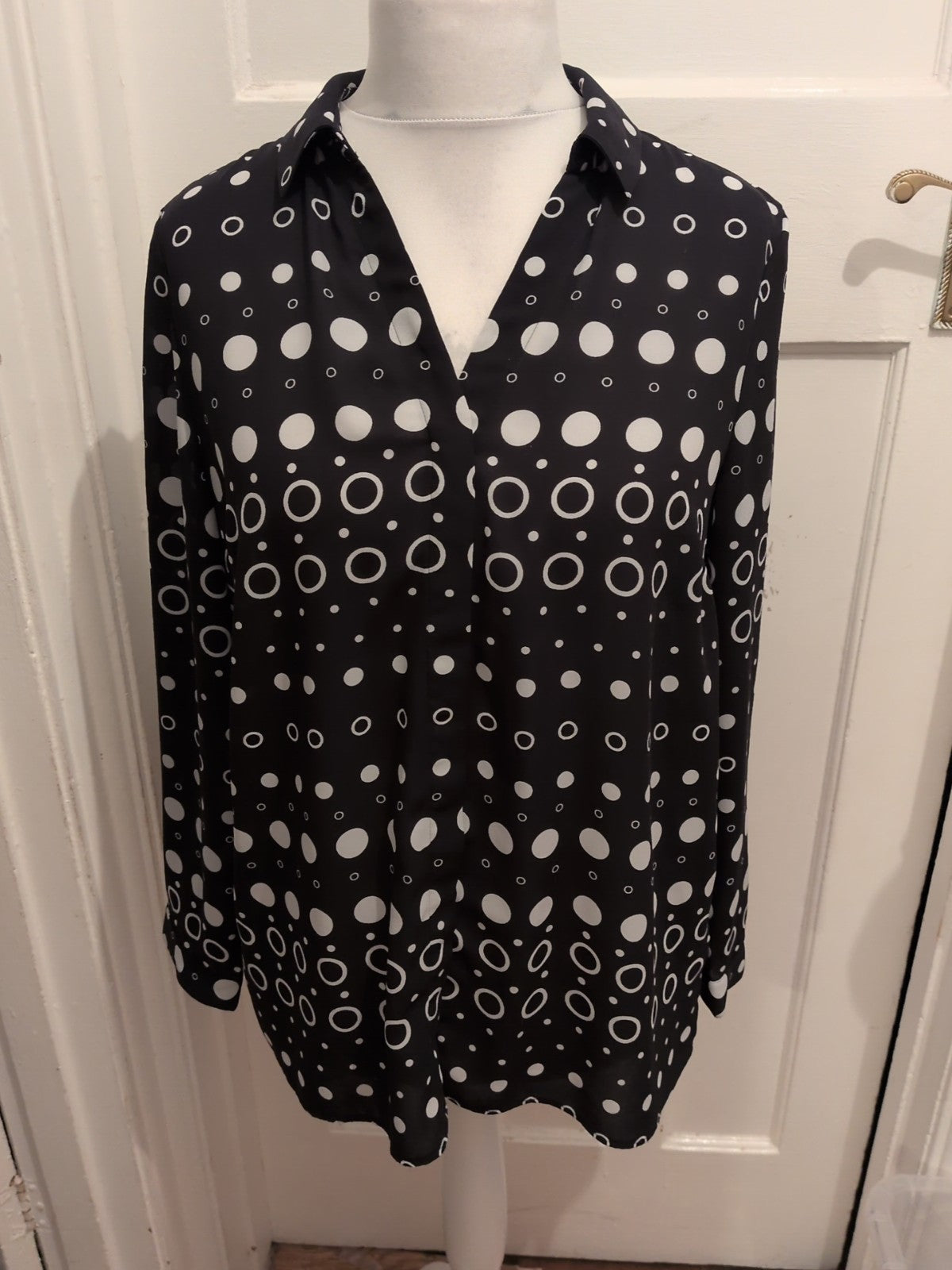 Tu 14 Black And White Bubble Circles Long Sleeve Blouse
