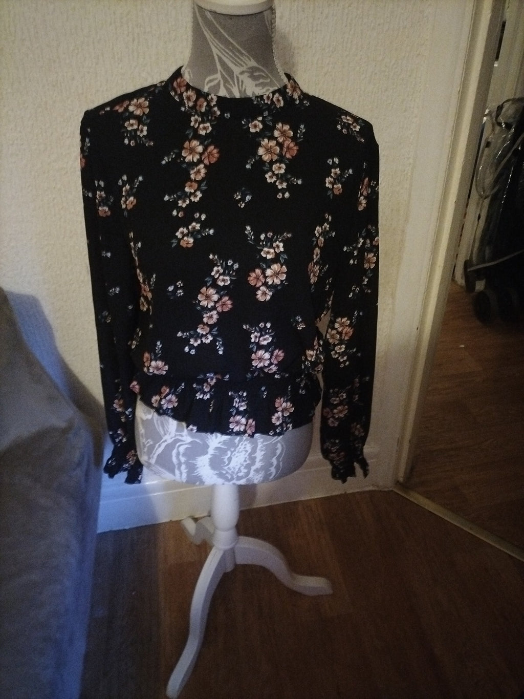 Ladies H+M Size 6 Floral Long Sleeved Blouse