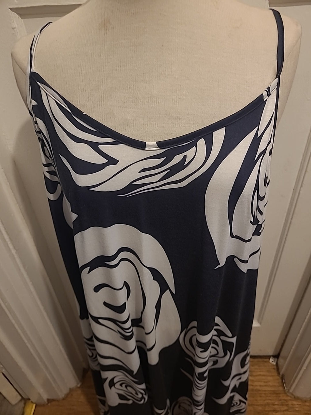 Ladies Size 4XL Black/White Rose Design Sleeveless Dress Long