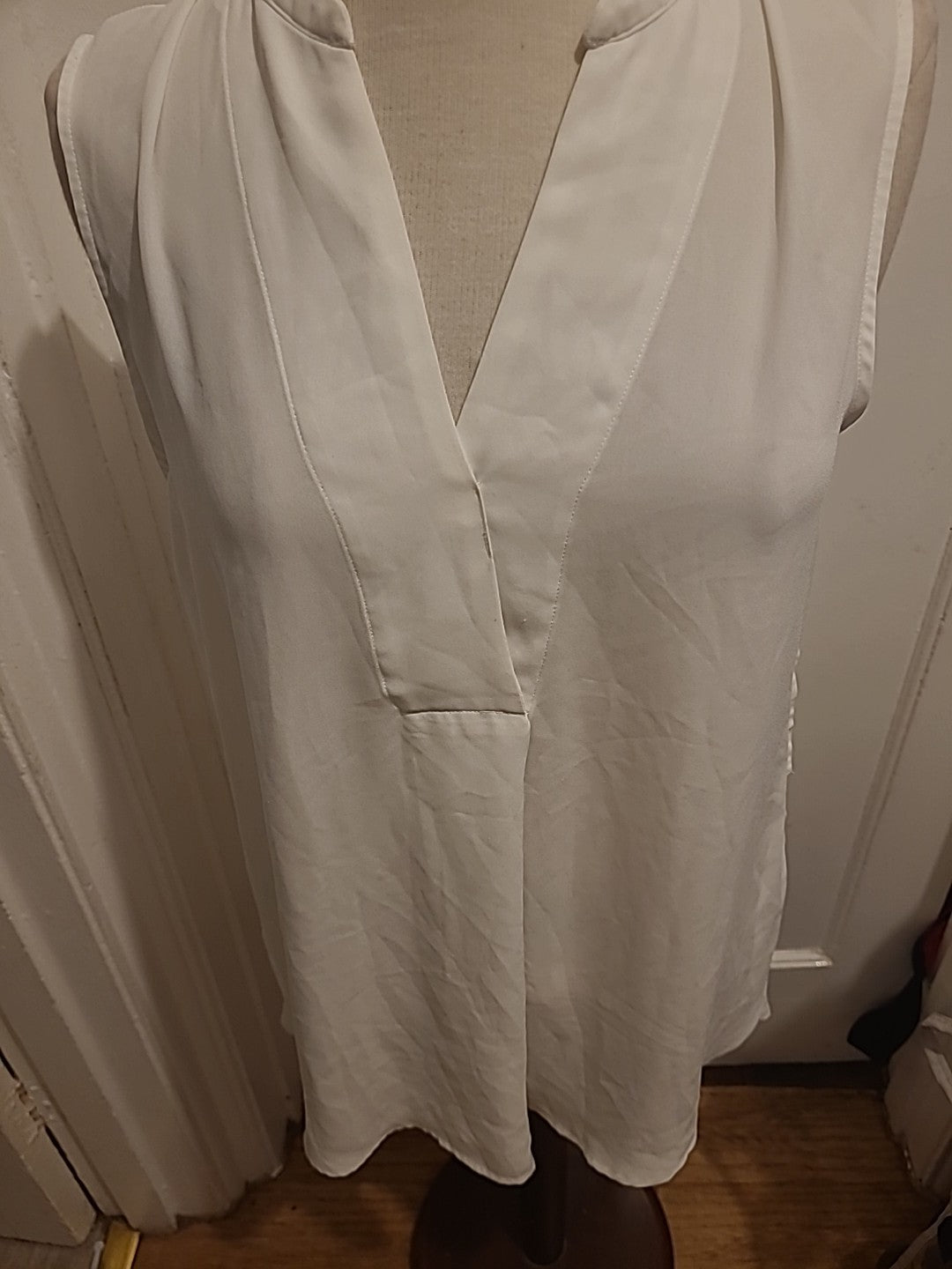 Ladies Yessica Size 14-16 White Sleeveless Blouse