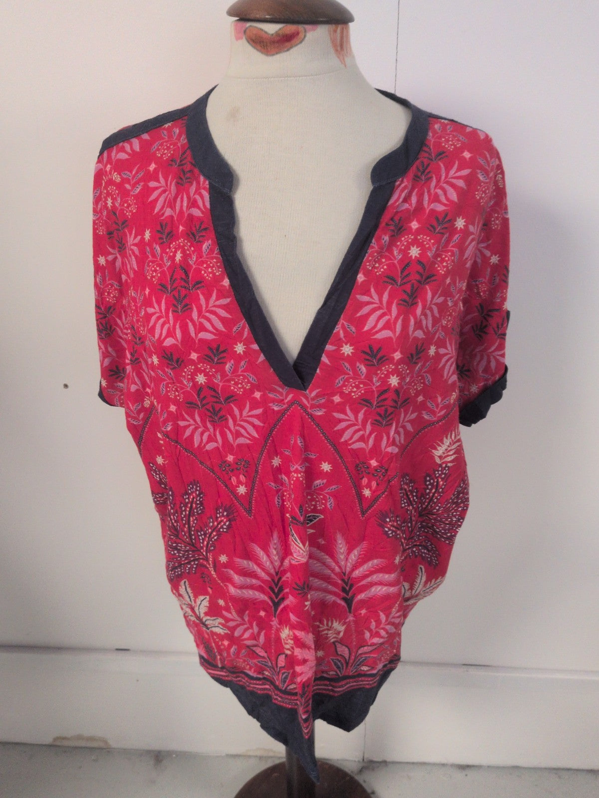 Ladies Love And Roses Size 18 Red Floral Short Sleeve V Neck Top