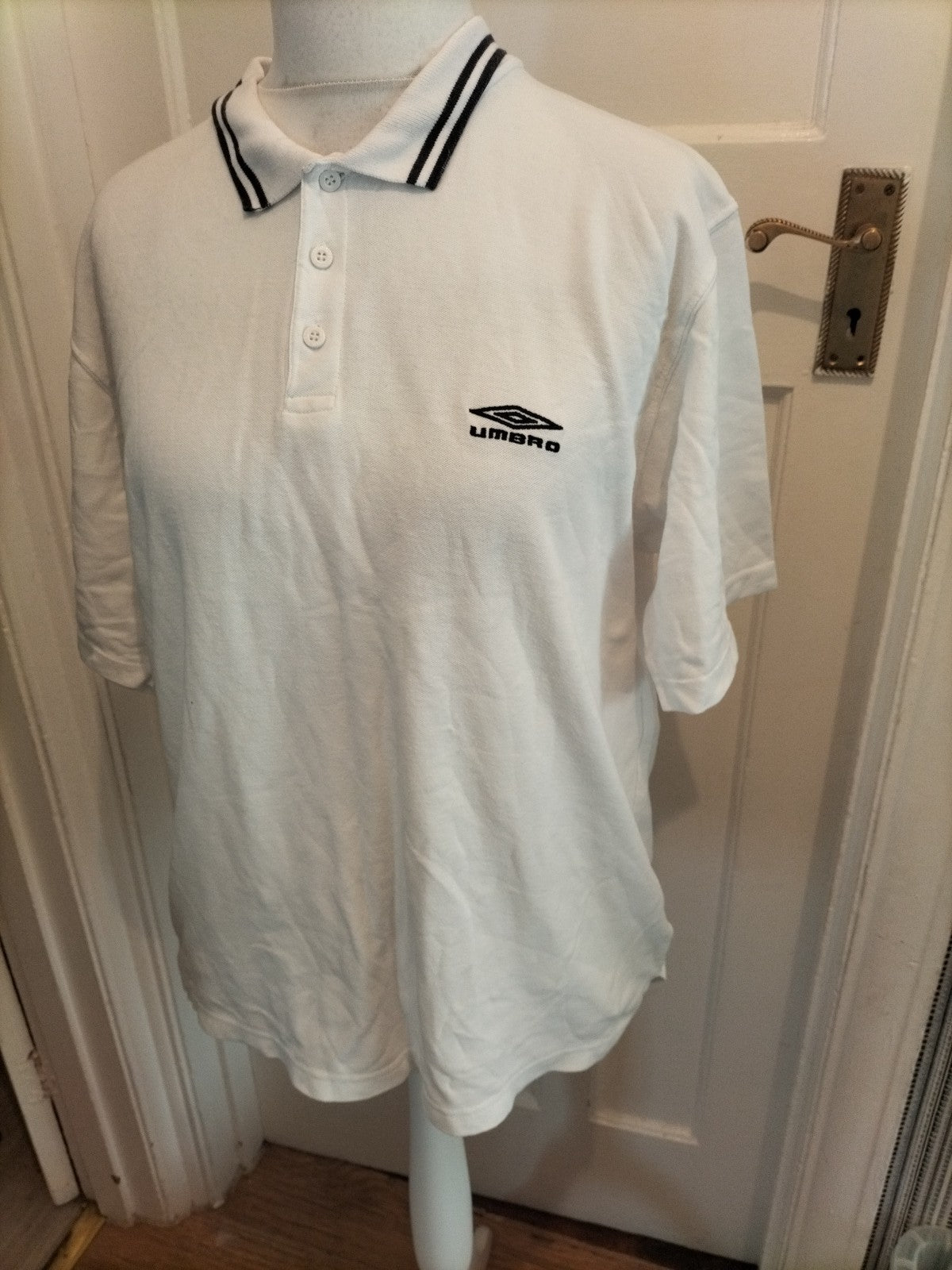 Mens Umbro Size L Ehite With Navy Trim Short Sleeved Polo