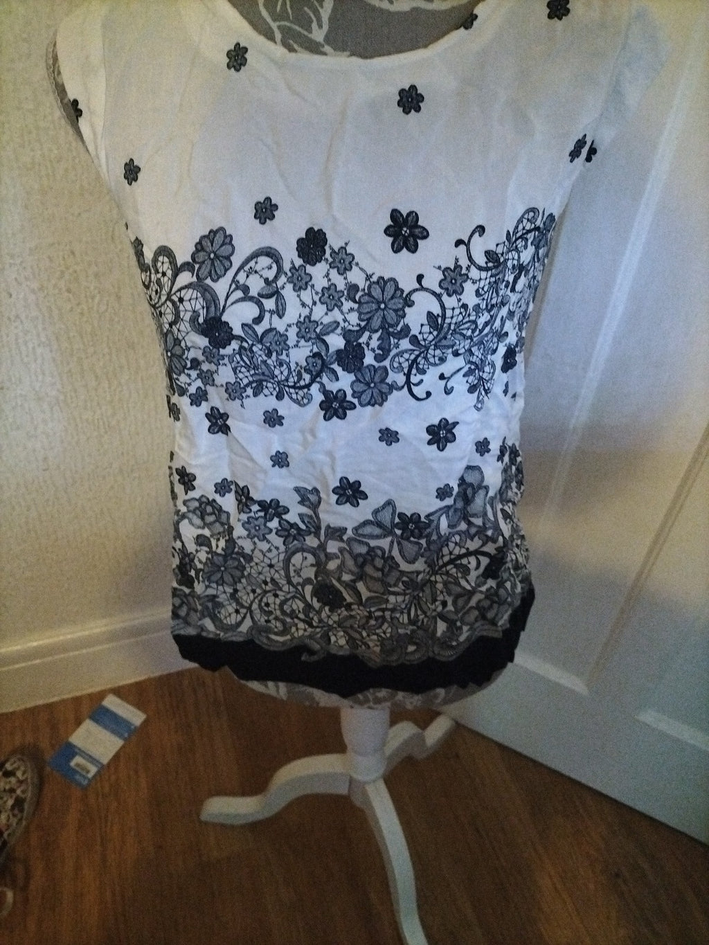 Ladies Wallis Size Small White Floral Sleeveless Blouse
