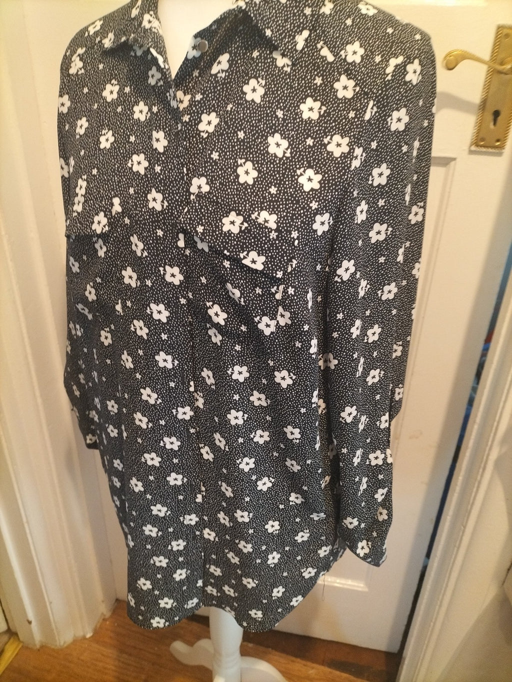 Ladies Primark Size 18 Black And White Floral Long Sleeved Buttoned Blouse
