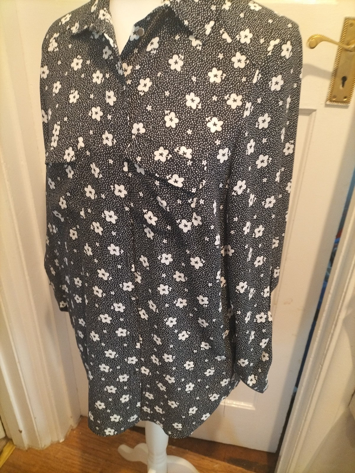 Ladies Primark Size 18 Black And White Floral Long Sleeved Buttoned Blouse