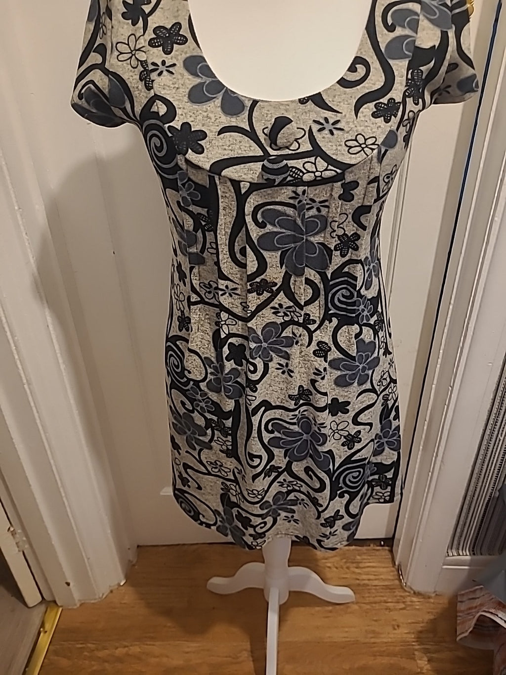 Ladies Purplush Size Small Beige/Black/Grey Floral Cap Sleeved Dress