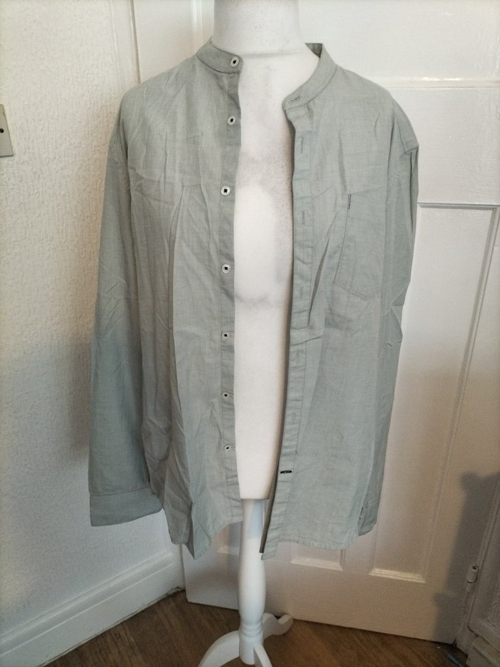 Mens Burton Size XL Grey Long Sleeved Uncollared Shirt