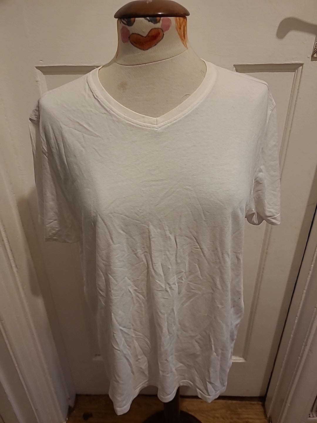 Mens Easy Size XL White V Neck Short Sleeved Tee