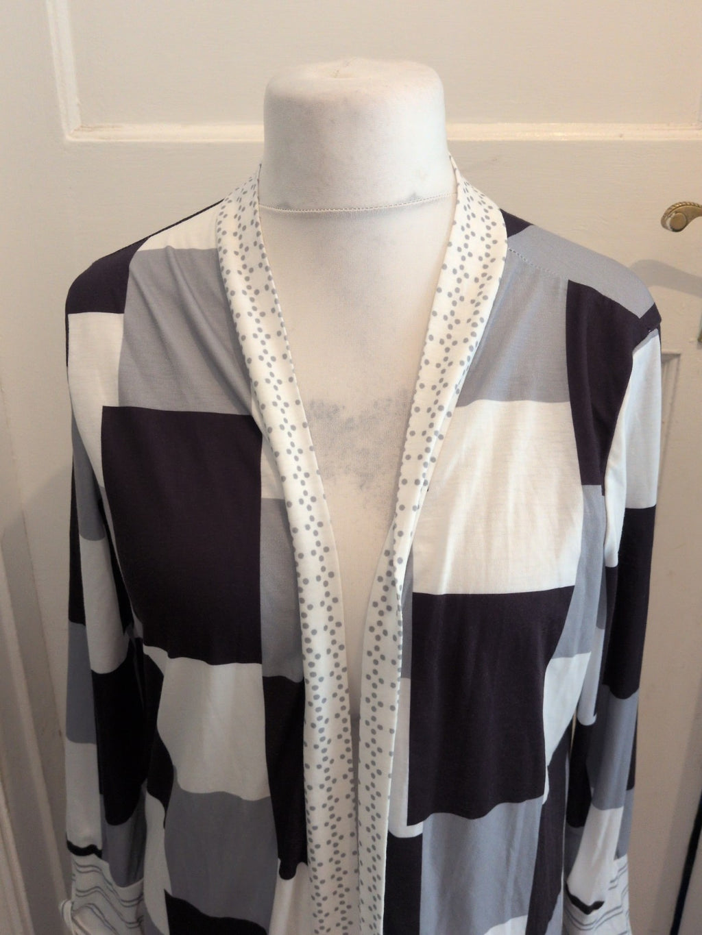Ladies Size XL Grey White Black With Spotty Hem Long Length Blouse