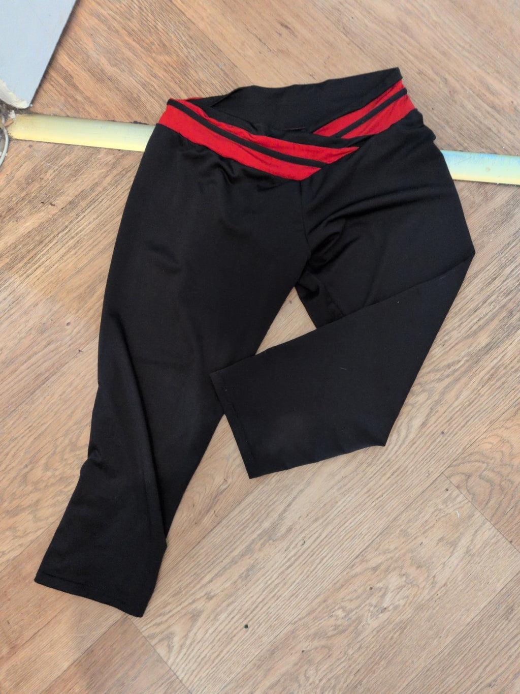 M/L Black And Red Cropped Leggings
