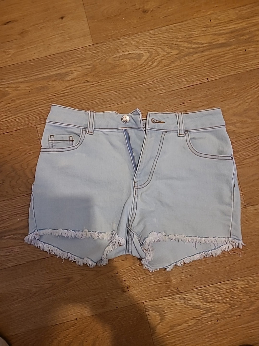 Ladies Denim&Co Size 6 Pale Frayed Hem Denim Hot Pants Shorts