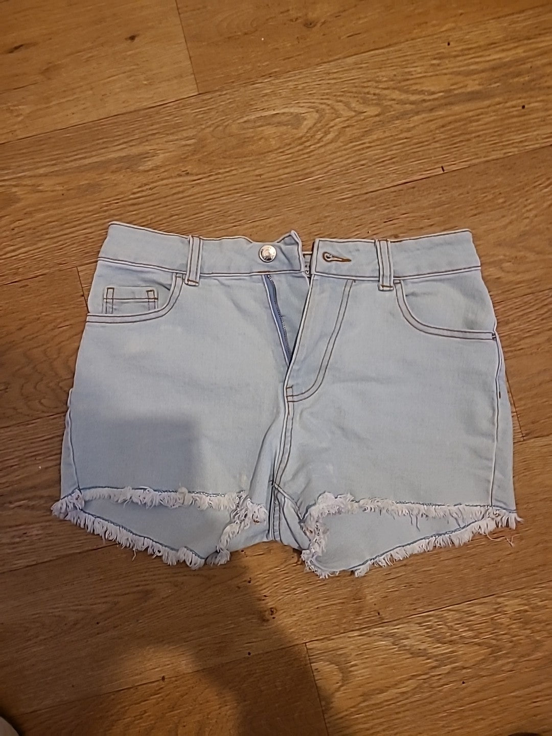 Ladies Denim&Co Size 6 Pale Frayed Hem Denim Hot Pants Shorts