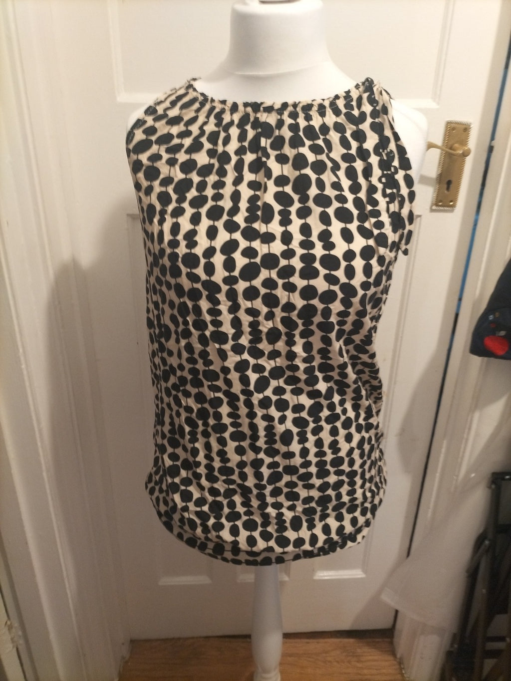 Ladies Top Win Size Large Pale Beige And Black Sleeveless Top