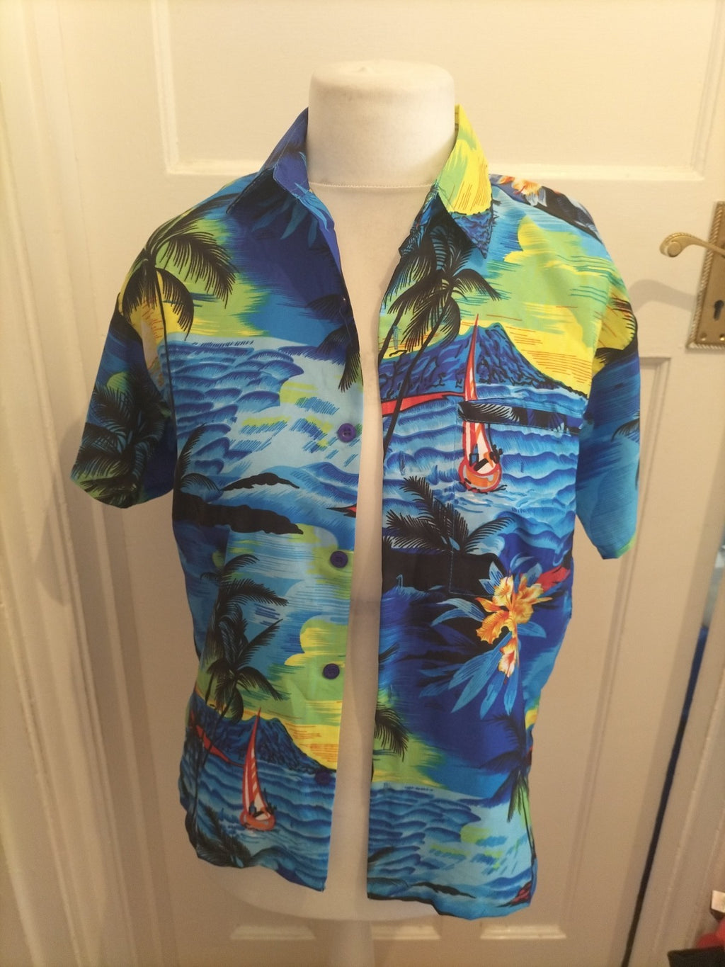 Mens MC.Clain Size Small Hawaii Style Shirt Short Sleeved