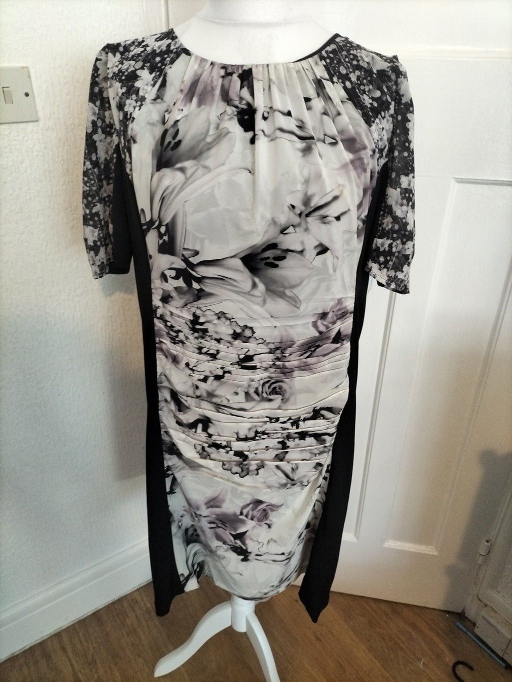 Ladies Kaliko Size 20 Black/White/Grey Floral Short Sleeved Dress