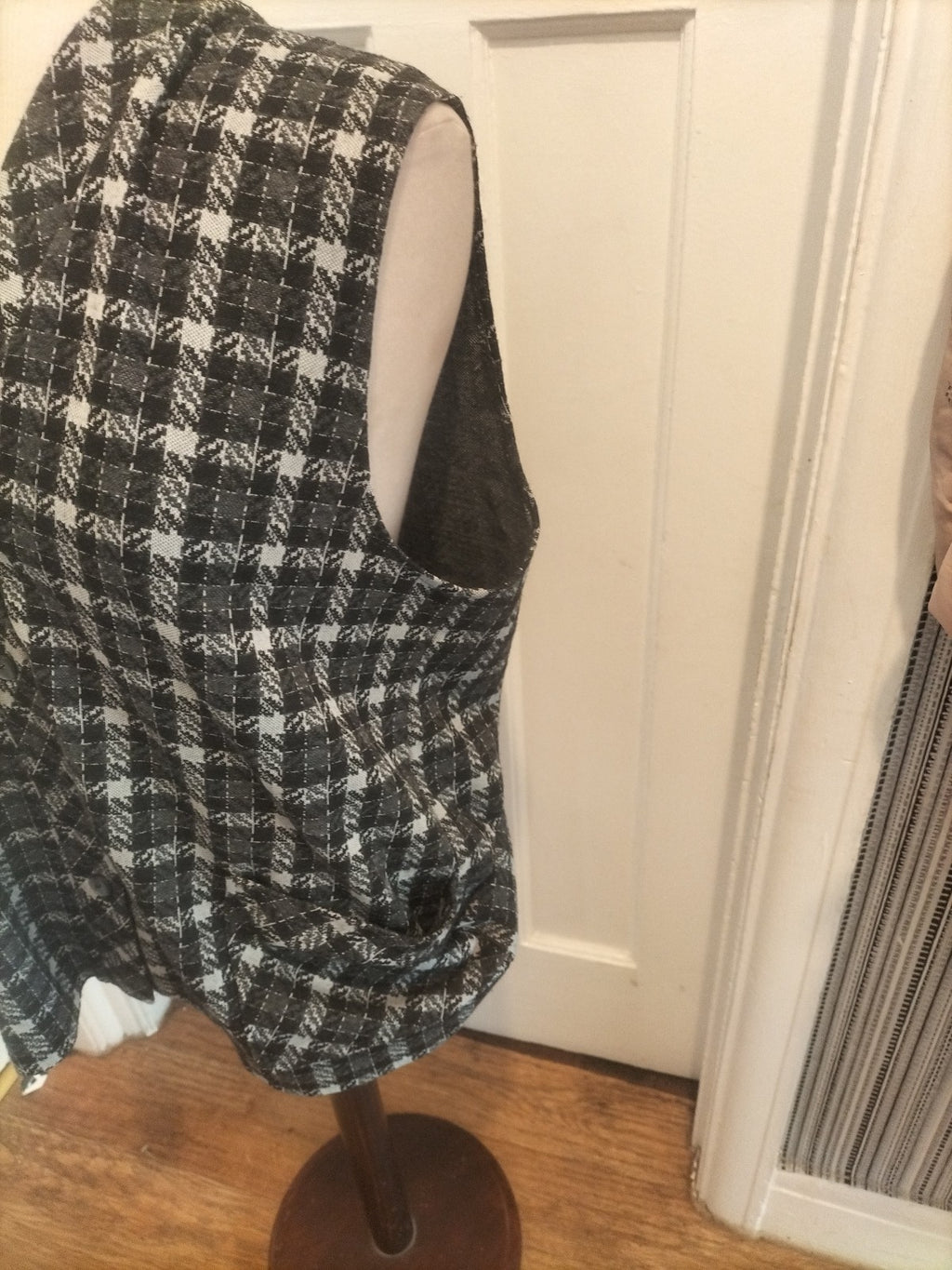 Ladies Carr&Westley Size 20 Black White Grey Check Sleeveless Blouse
