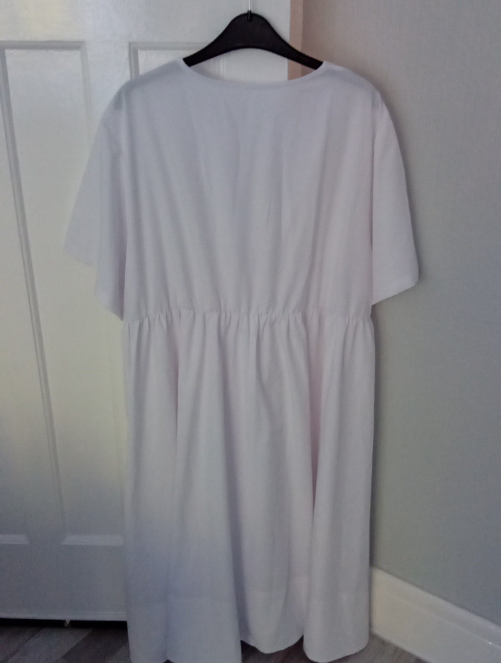 Ladies  Brand New Dress Size 4XL White Removable Broach On The Chest Midi...