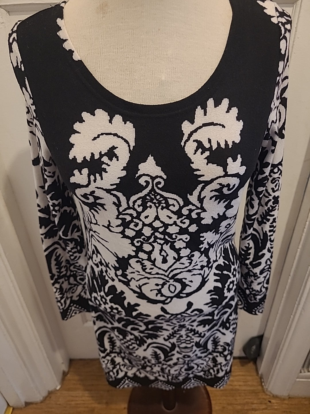 Ladies Layers Size L/XL Black/White Patterned Long Sleeved Dress