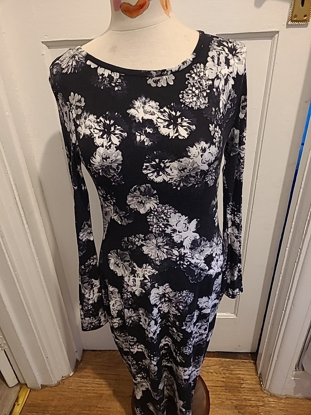 Ladies Papaya Weekend Size 12 Black/White Floral Long Sleeved Dress
