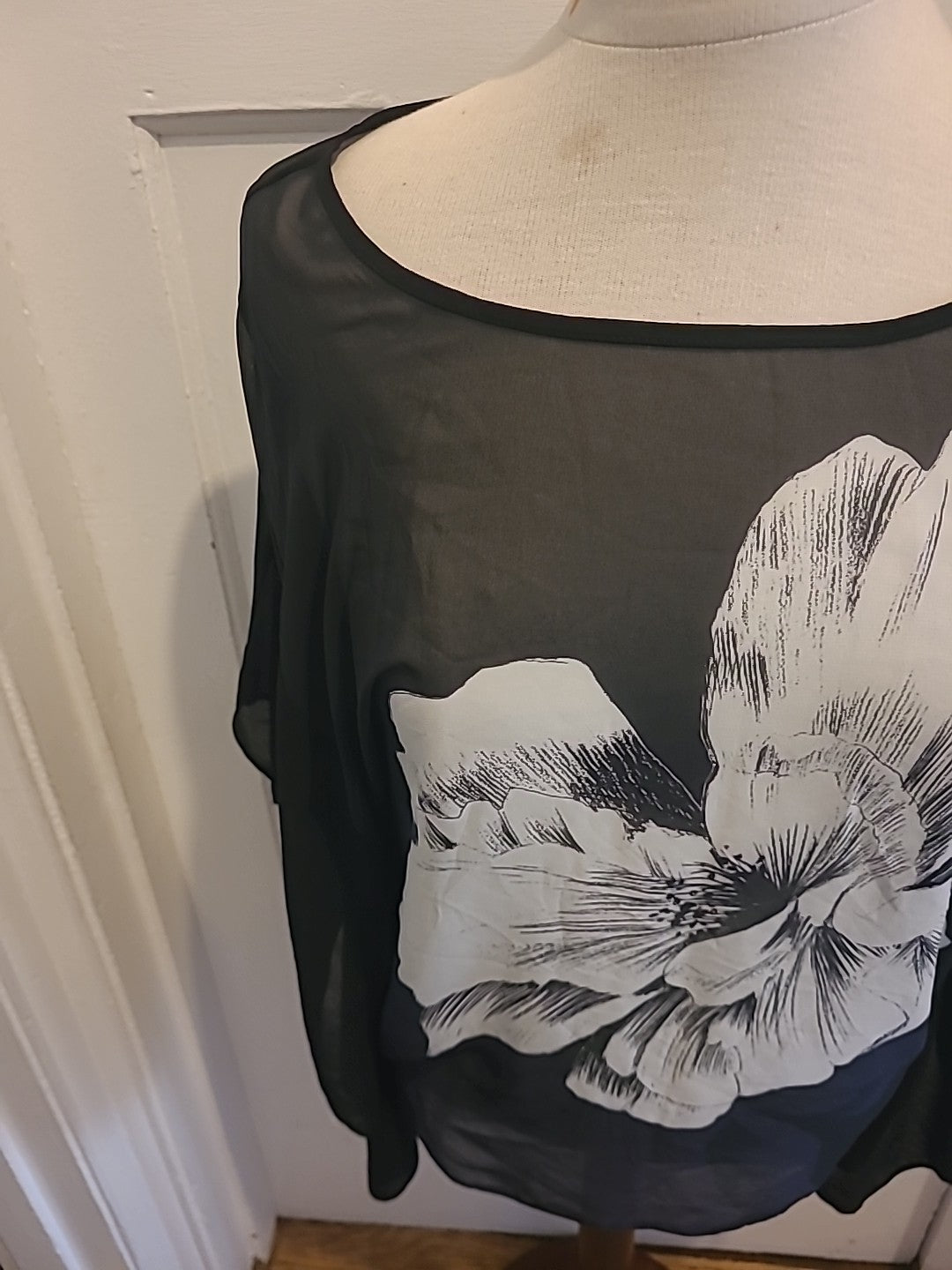Ladies John Rocha Size 8 Black With Large White Flower Oversized Blouse