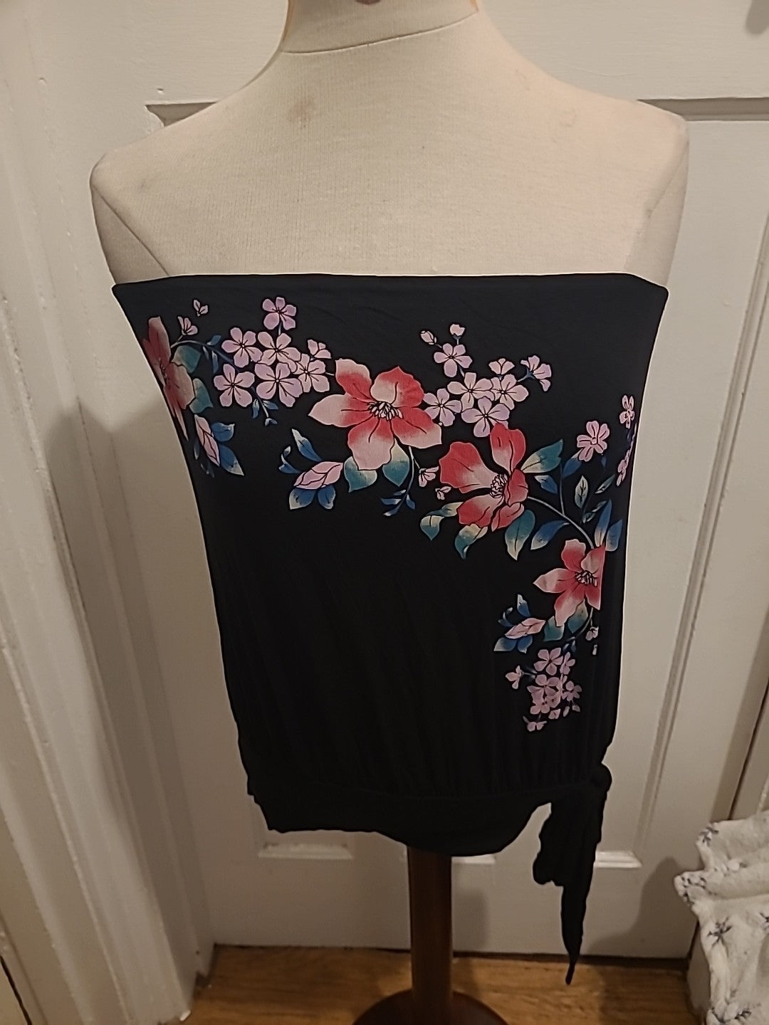 Ladies Oasis Size Medium Sleeveless Strapless Tshirt