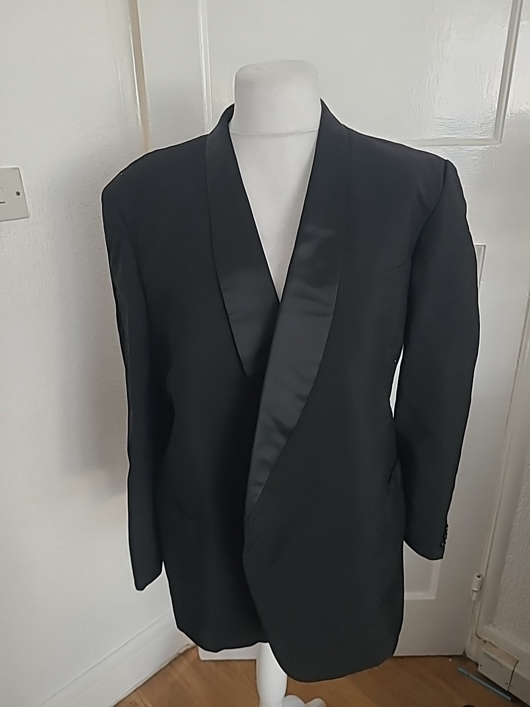 Mens Burton Size XL Black Padded Lined Suit Jacket