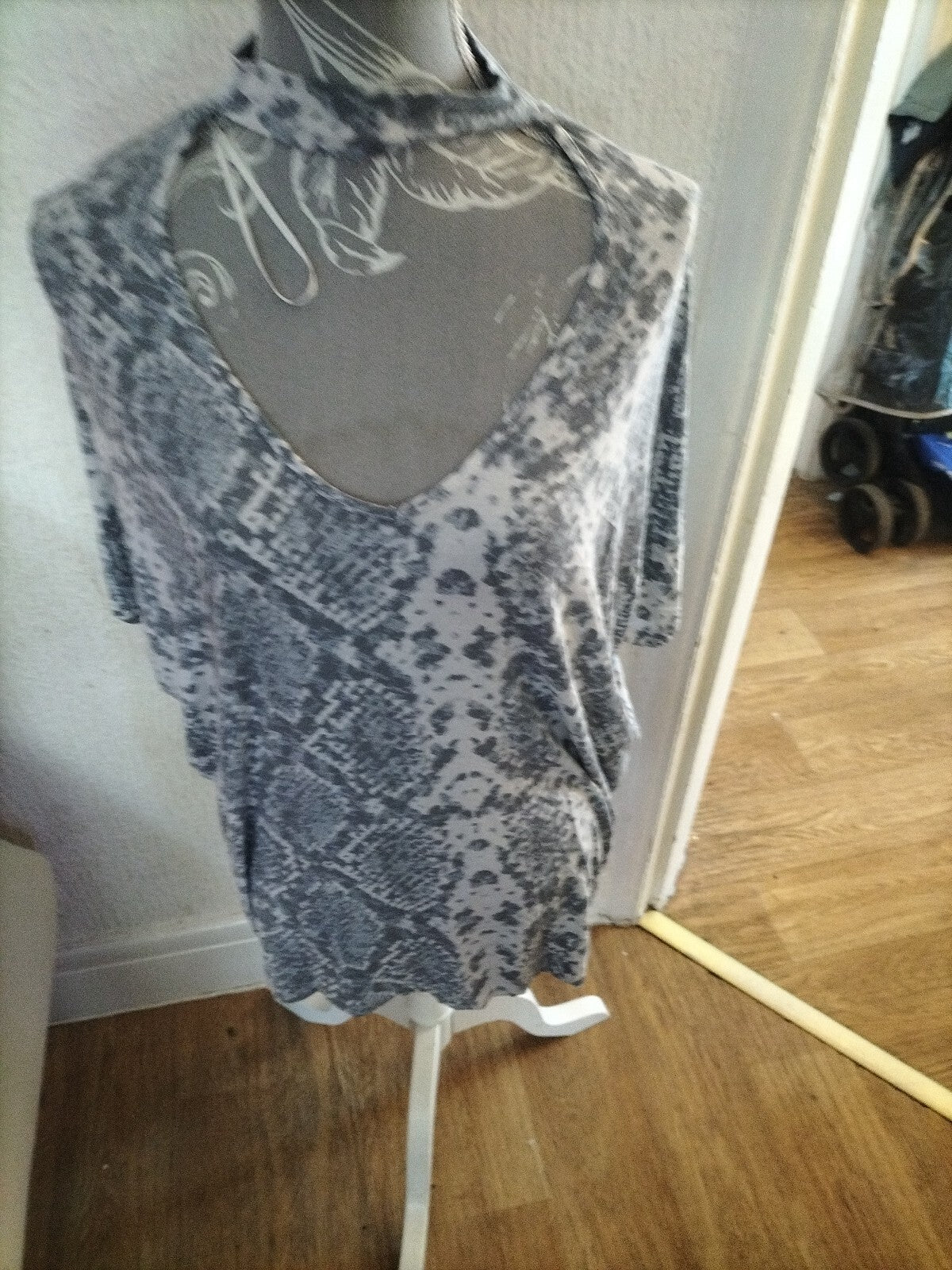 Ladies Select Size 12 Grey/white Short Sleeved Blouse