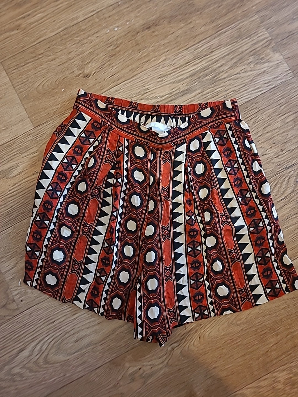 Ladies H&M Size 6 Multi Coloured Aztec Elasticated Shorts