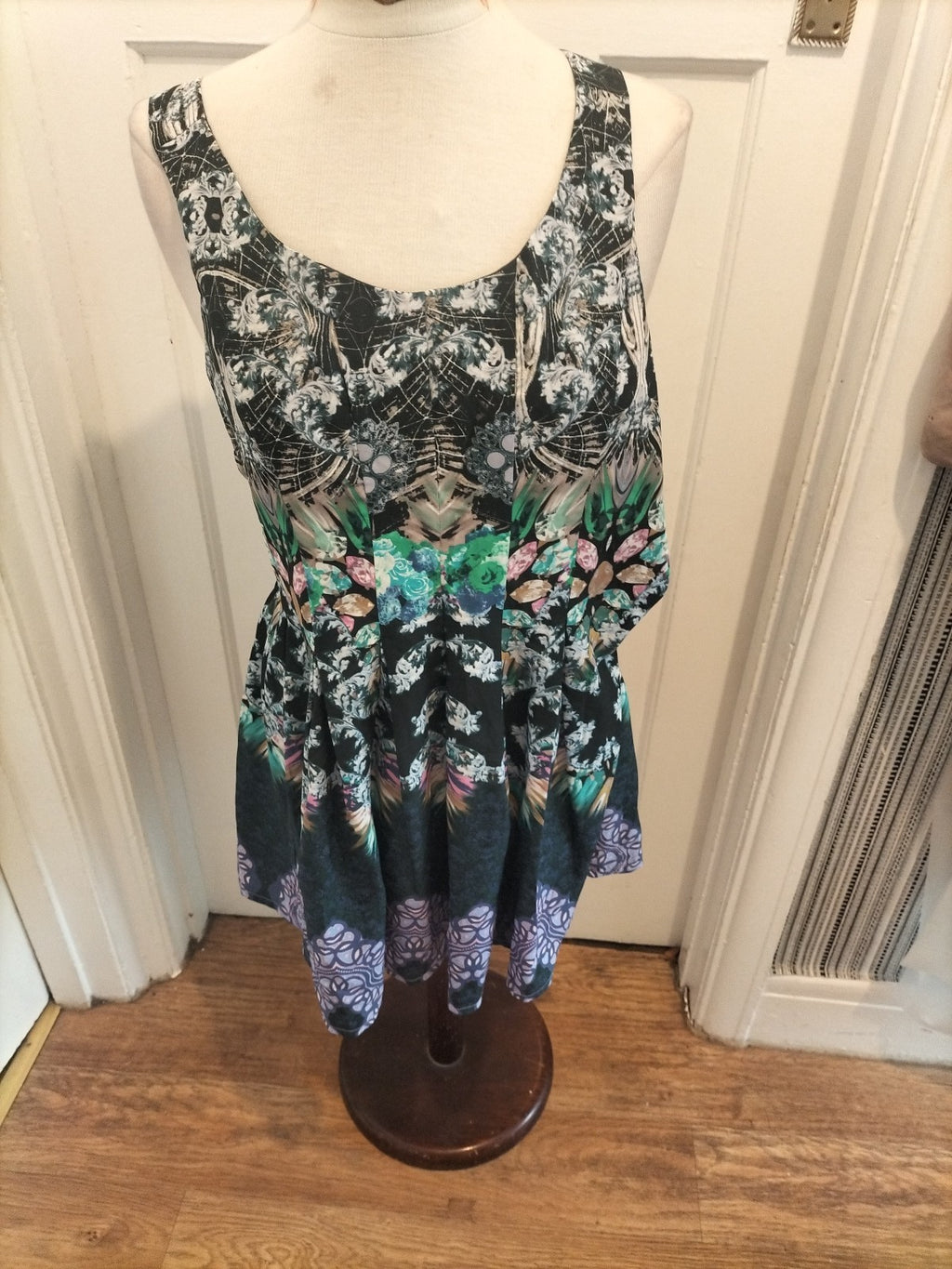 Ladies Ginger Fizz Size 10 Green Sleeveless Detailed Dress