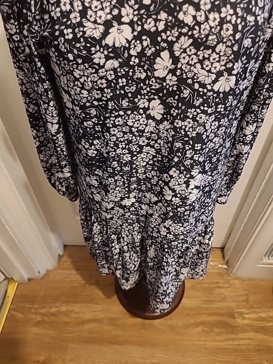 Ladies Peacocks Size 12 Black White Floral Long Sleeved Dress