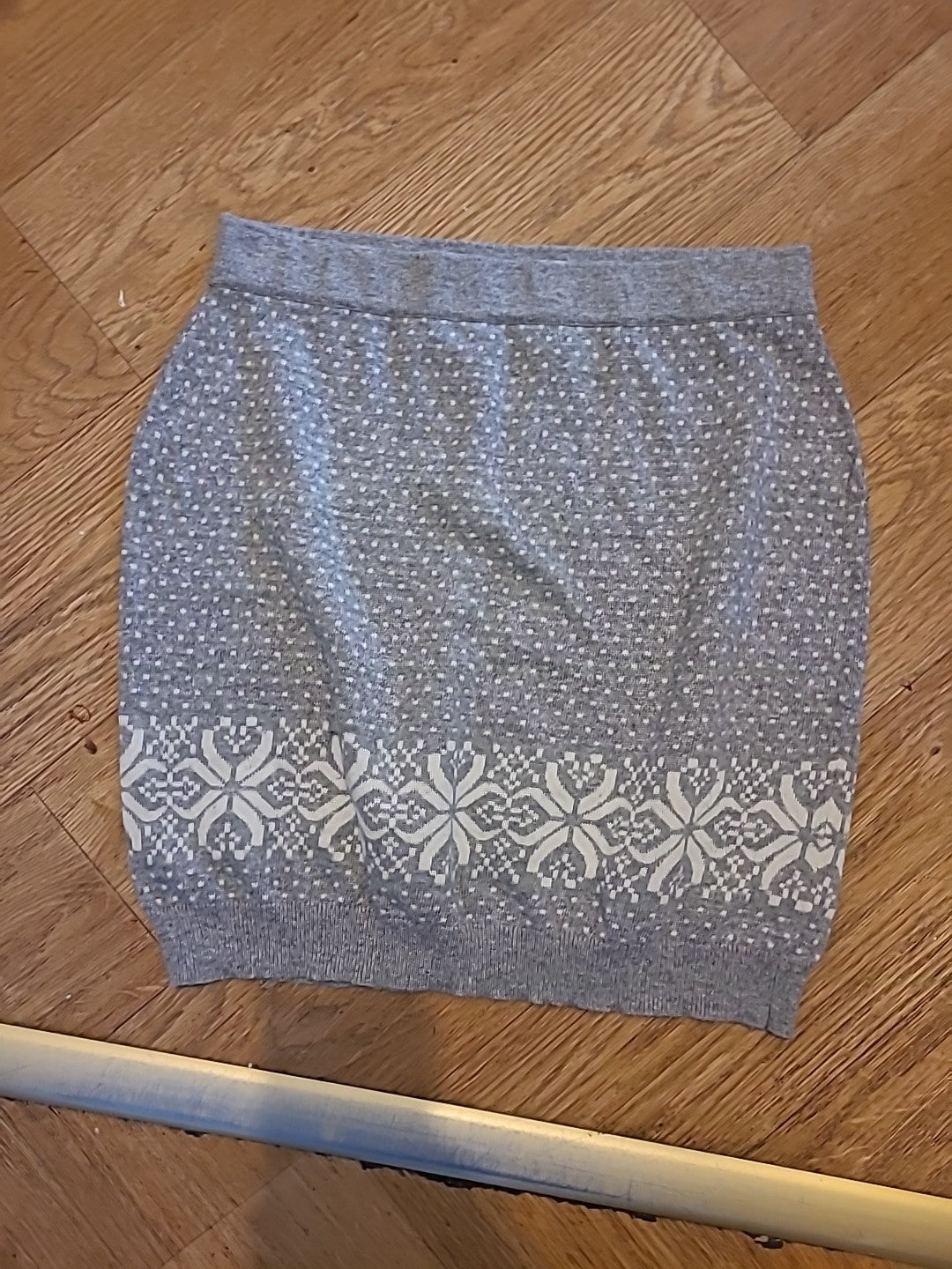 Ladies Oasis Size Medium Grey Spotted Slight Stretch Skirt