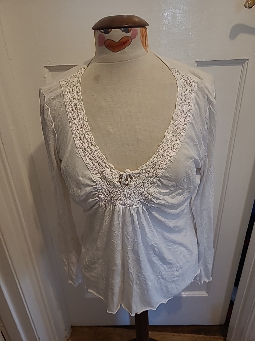 Ladies Size Small White V Neck Long Sleeved Lace Neck Tshirt