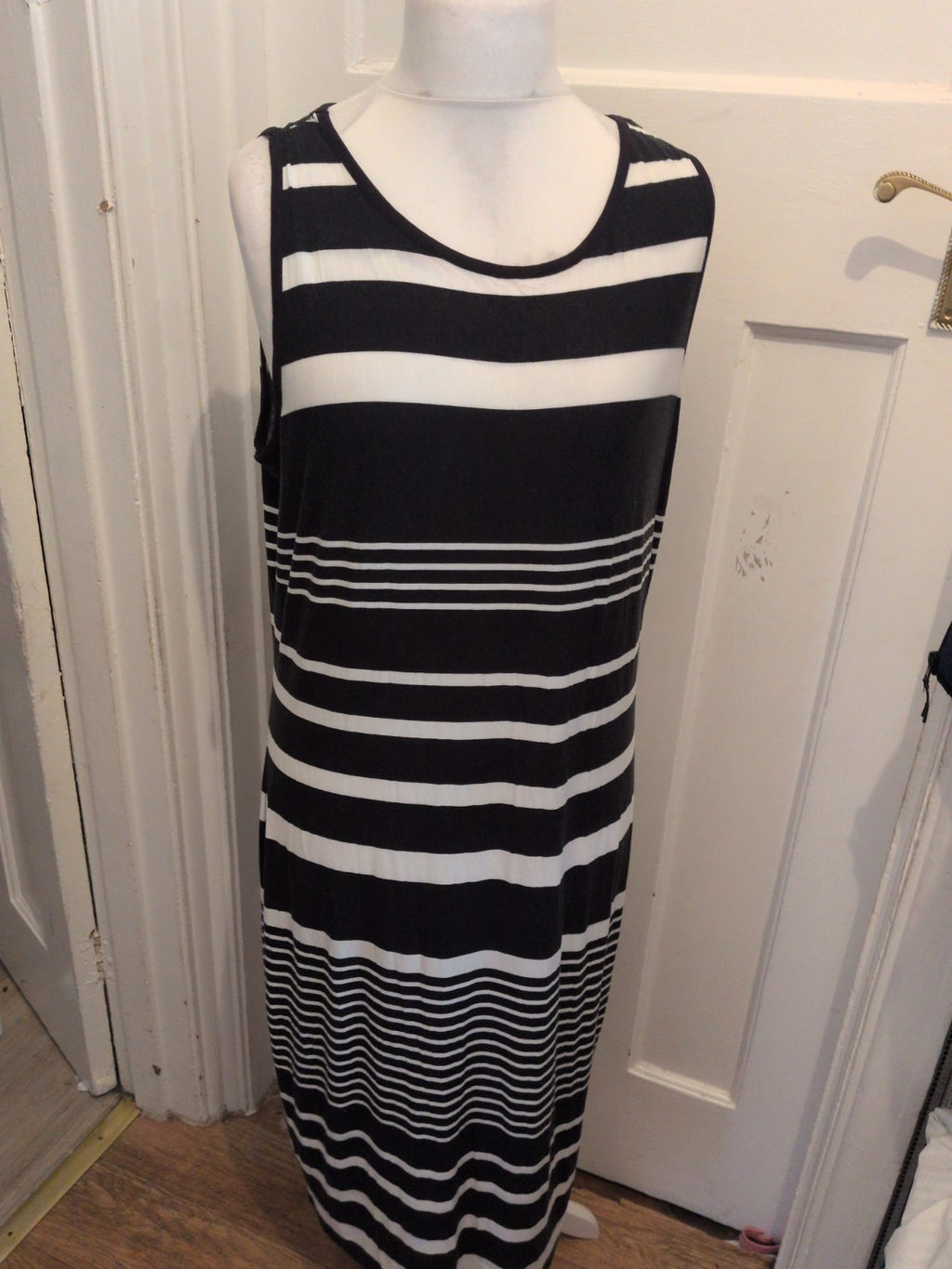 George 20 Black And White Sleeveless Long Length Pencil dress