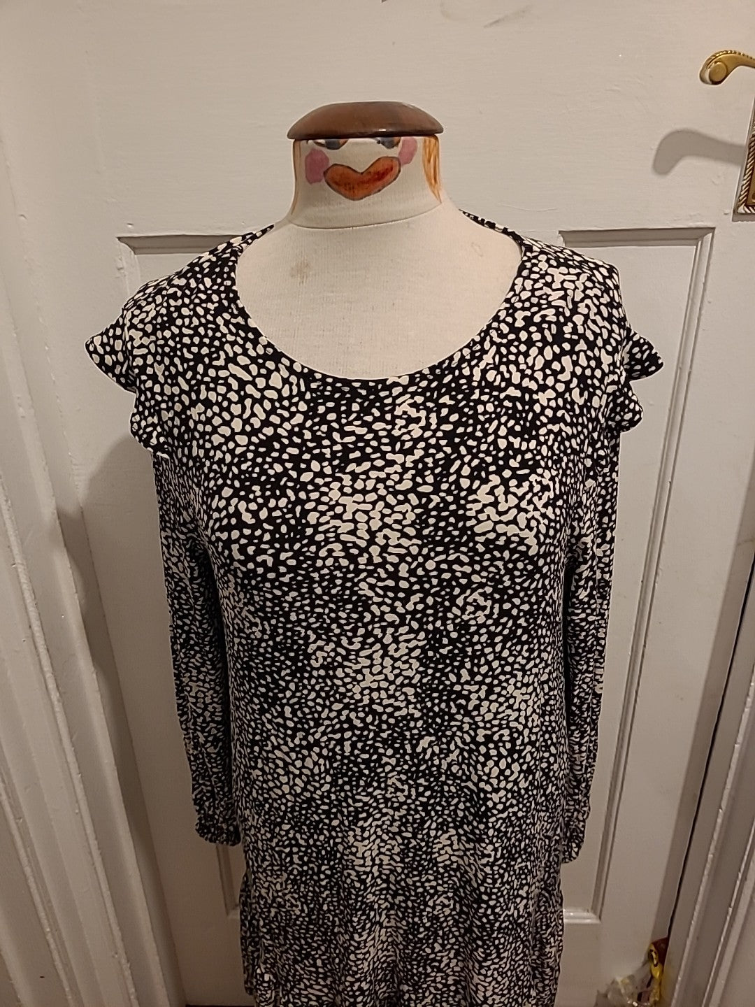 Ladies F+F Size 16 Black And White Long Sleeved Dress