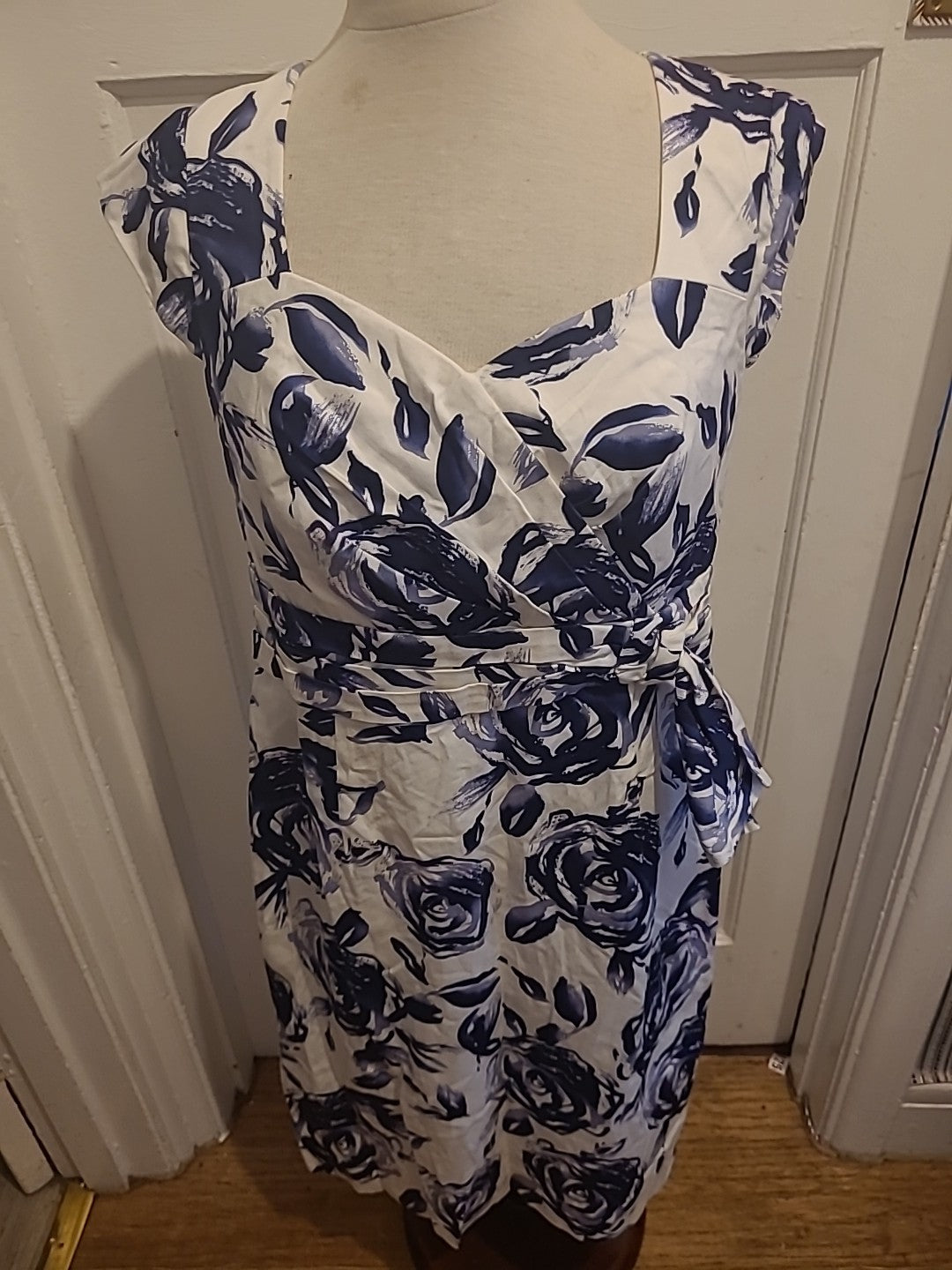 Ladies Libra Size 12 Navy Blue White Floral V Neck Sleeveless Dress