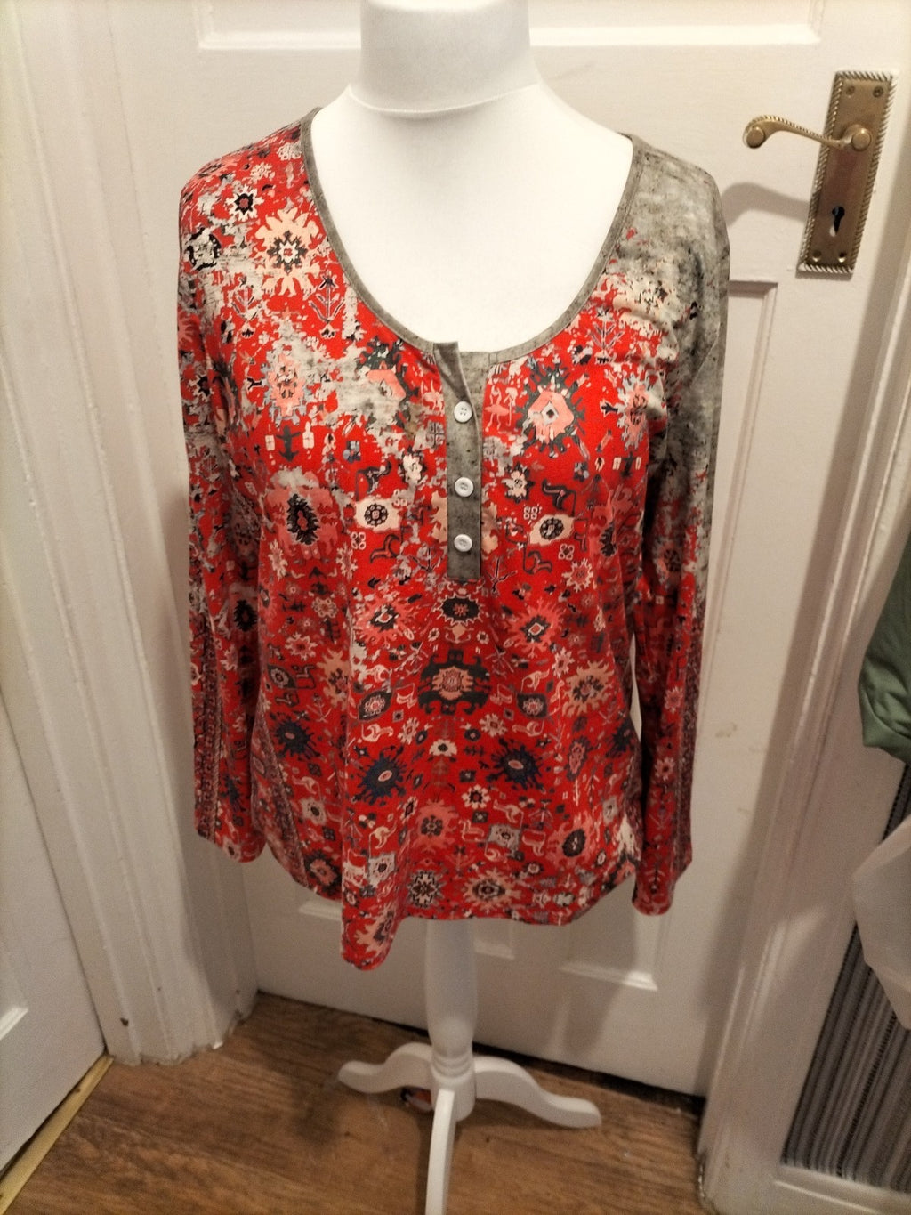 Ladies Size 2XL Red Patterned Long Sleeved Blouse