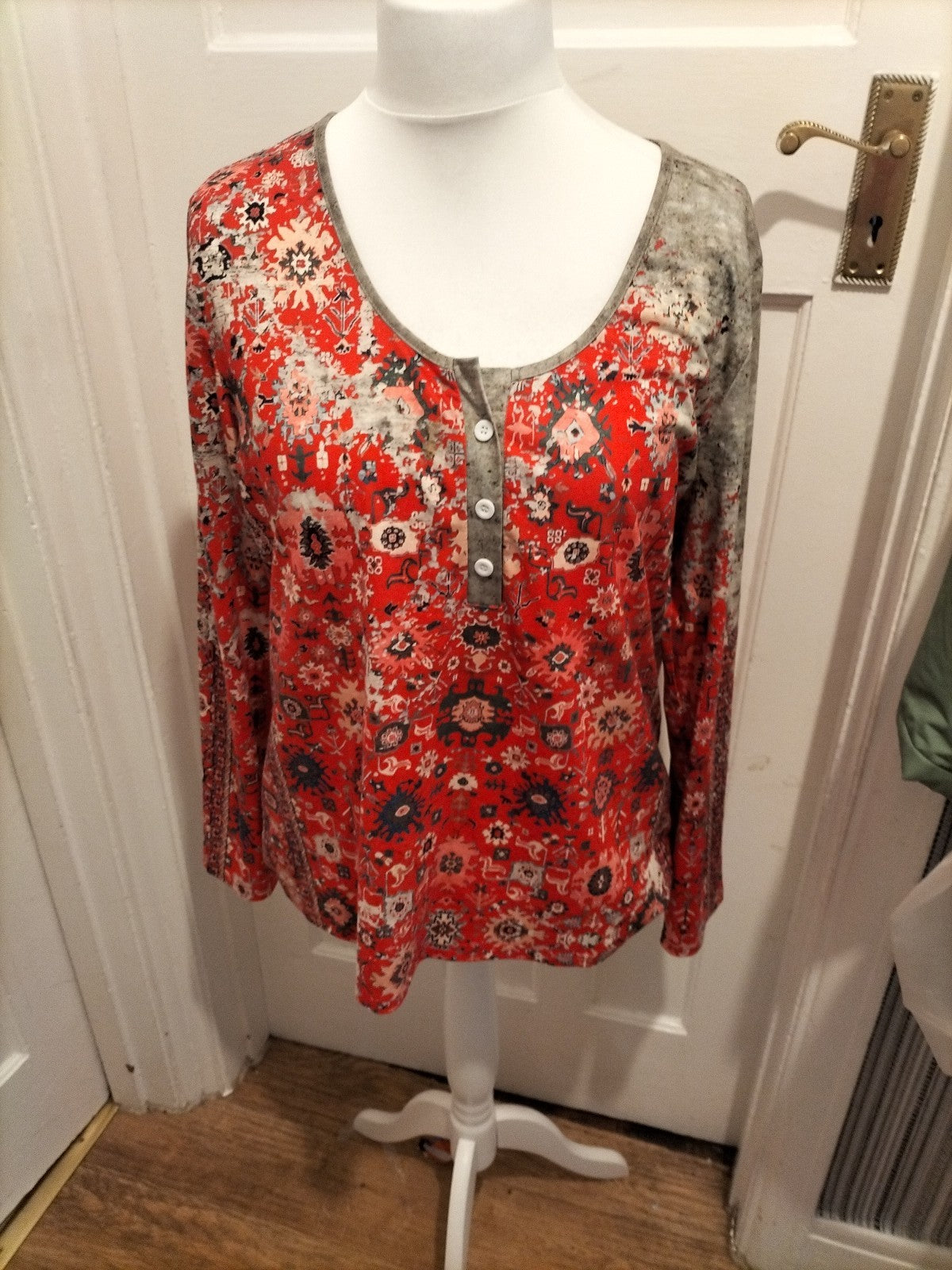 Ladies Size 2XL Red Patterned Long Sleeved Blouse