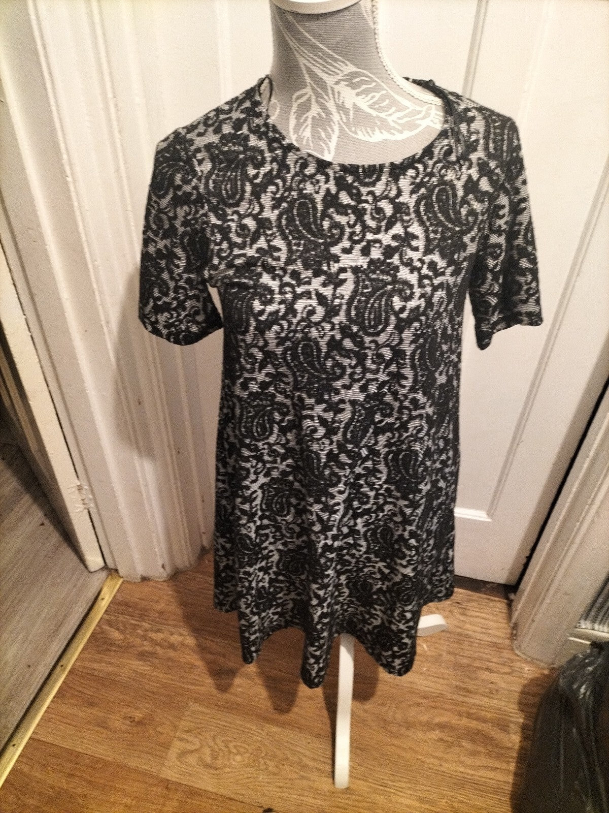 Ladies Tu Size 8 Black/Grey Floral Short Sleeve Dress