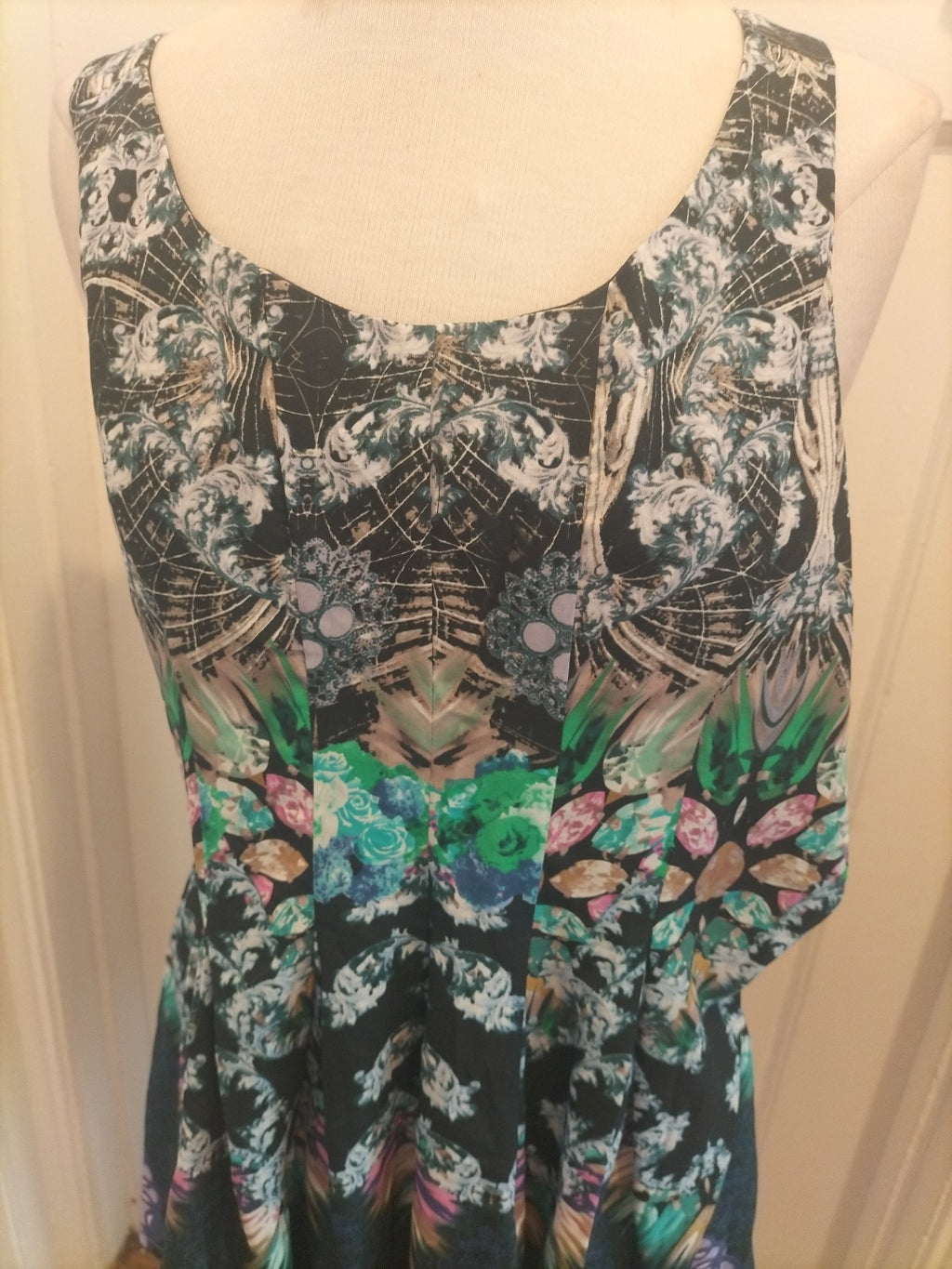 Ladies Ginger Fizz Size 10 Green Sleeveless Detailed Dress