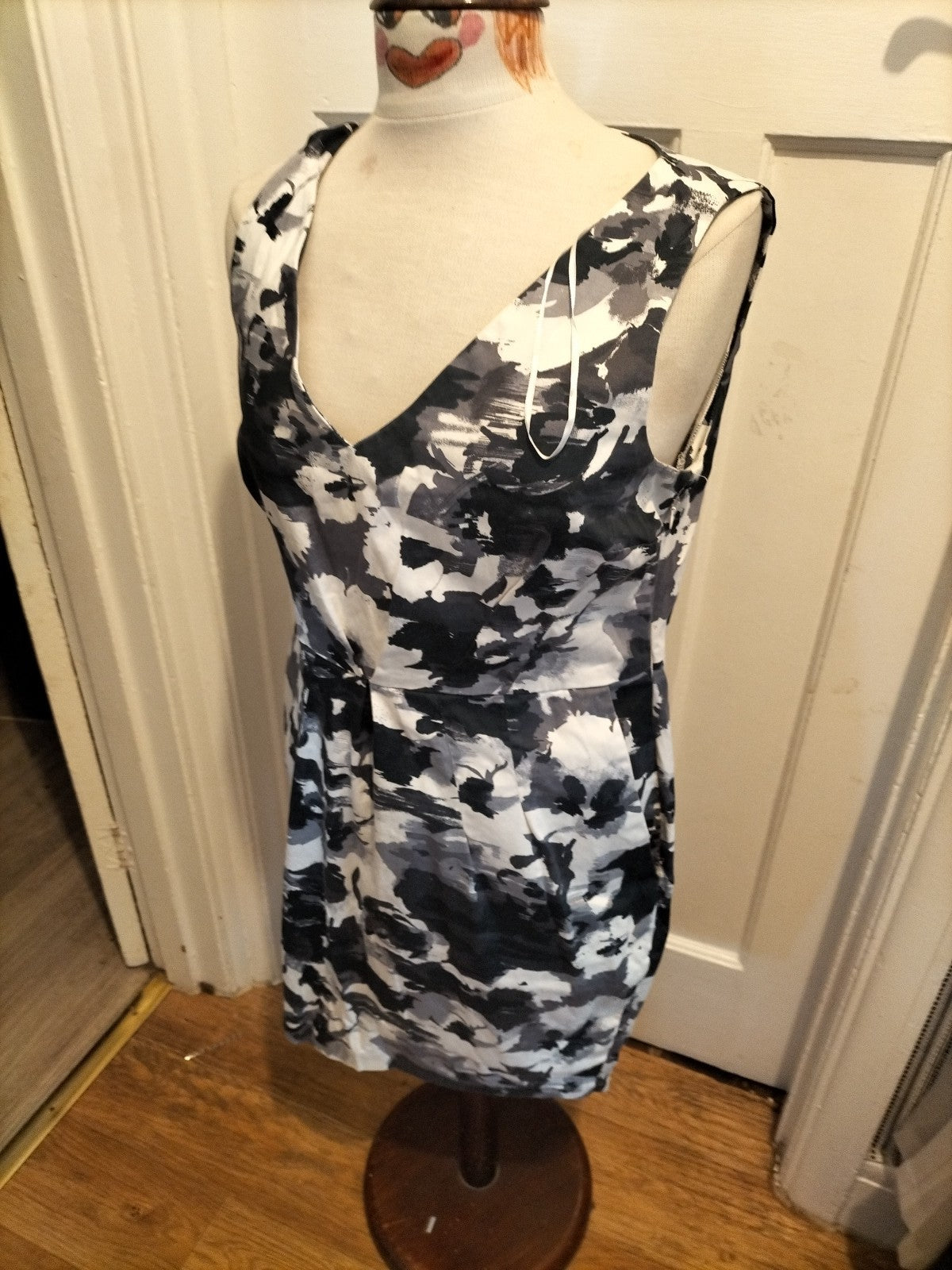Ladies Size Large Black/Grey/White V Neck Sleeveless Dress