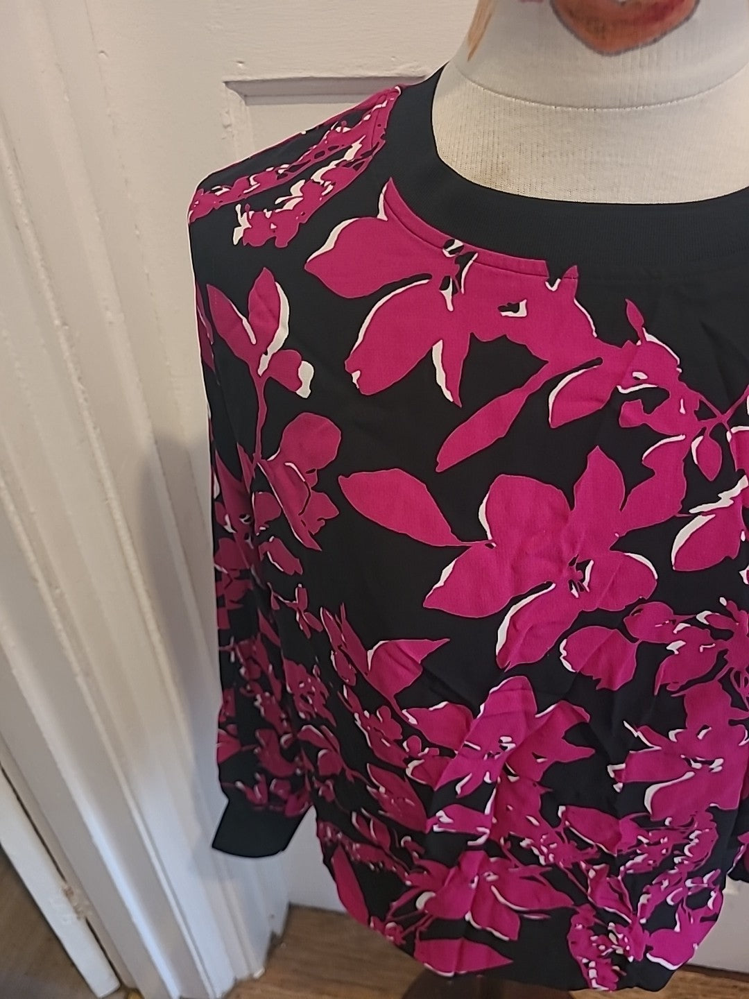 Ladies Autograph Size 8 Cerise Black Long Sleeved Floral Tshirt