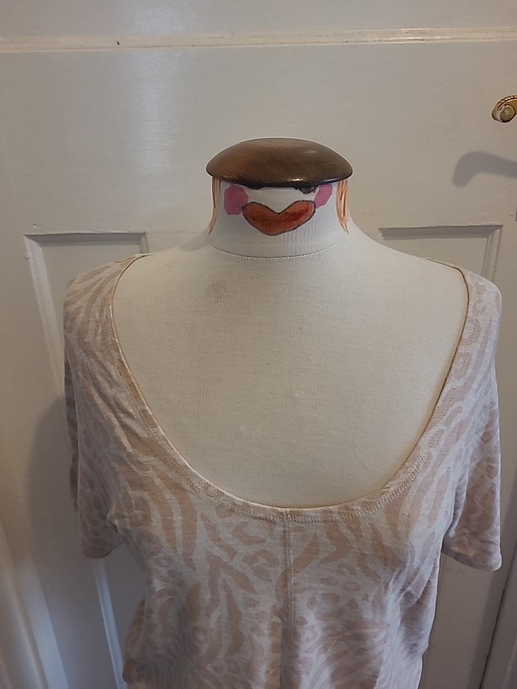 Ladies Lounge Edit Size 8 Baby Pink White Short Sleeved Tshirt